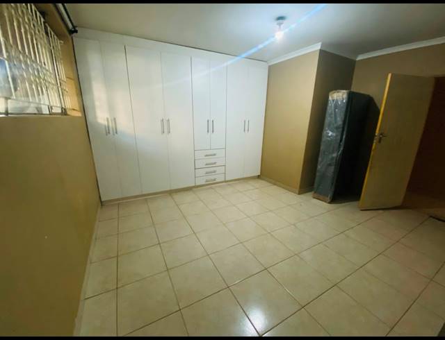 3 BEDROOM FLAT TO LET IN KENVILLE